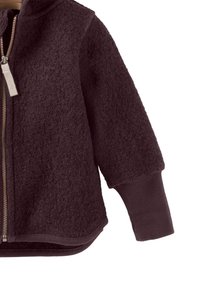 Donkerbruin gestructureerd fleecejack met een beige ritslip en geribde manchetten op een witte achtergrond.