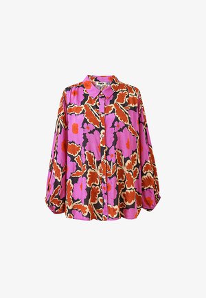Blouse à manches longues avec boutons, à motif floral vif rose, orange et beige sur fond noir, avec un col pointu.