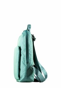 Bolso bandolera de tela en color teal con un compartimento principal con cremallera, bolsillo lateral y correa ajustable con un acento estampado. Textura suave.
