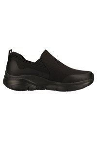 Zapatos negros tipo slip-on, hechos de malla y material sintético. Presentan una parte superior texturizada, una suela acolchada y un diseño minimalista sin cordones visibles.