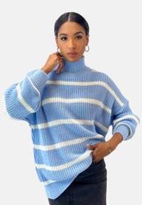 Hellblau gestrickter Pullover mit weißen Streifen, hohem Kragen, lockerer Passform, weiten Ärmeln und gerippten Bündchen. Texturierte Oberfläche und lässiges Design.
