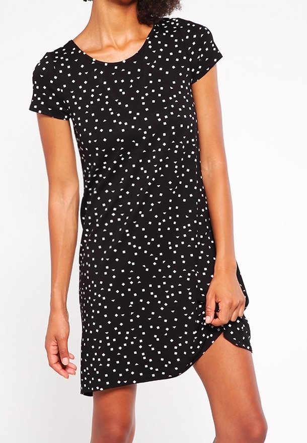 Robe noire à manches courtes avec un col rond, présentant un motif dispersé de carrés blancs, un tissu doux et une coupe décontractée.