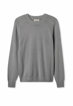 Grå sweater med rund halsudskæring, lange ærmer og ribbede manchetter og kant. Blød strik tekstur og raglanærmedesign.