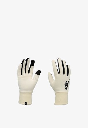 Par hvide Nike handsker med sorte fingerspidser og sort Nike-logo på bagsiden af højre hånd, ribstrikkede manchetter vist mod hvid baggrund.