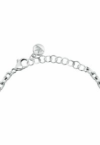 Bracciale in argento con maglie intrecciate, chiusura a moschettone e un piccolo ciondolo rotondo con un motivo foglia inciso.