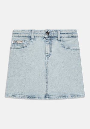 Lichtblauwe denim rok met een voorzak, metalen knoopsluiting en riemlussen; heeft een klassieke A-lijn vorm en een ruwe zoomafwerking.