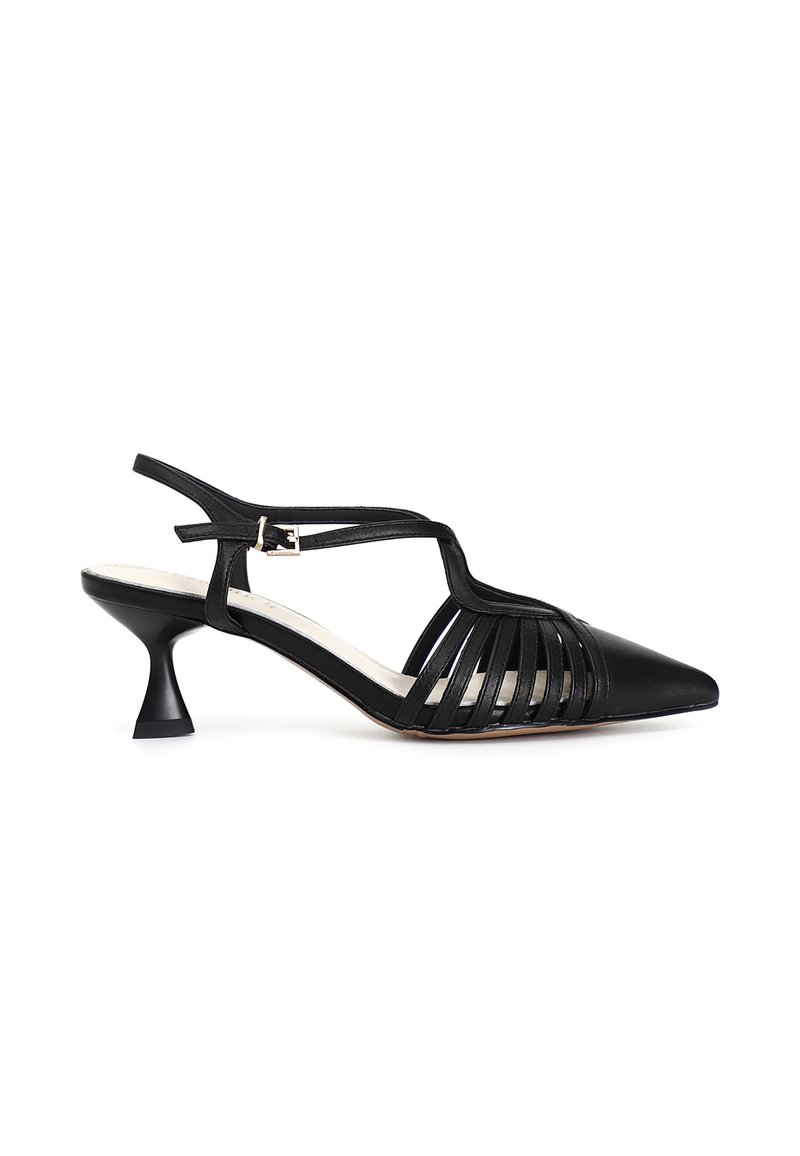 Černé kožené slingback boty s špičatou špičkou, vybavené svislými vykrojenými pásky a tvarovaným jehlovým podpatkem. Nastavitelný pás přes kotník.