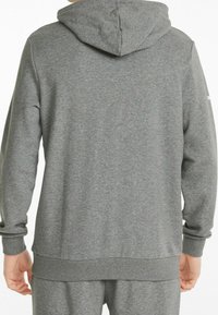 Grijze hoodie met een zachte textuur, geribbelde manchetten en zoom, en een kangoeroezak. Het ontwerp heeft een relaxed fit en gestikte naden.