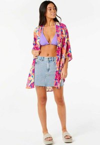 Farverig blomsterkimono i pink, orange og gr�øn over en lilla bikini og et denimskørt. Har korte ærmer og et åbent frontdesign.