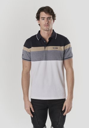 Camiseta tipo polo con rayas horizontales en azul marino, beige, gris y blanco. Manga corta, cuello con botones y logo en el pecho.