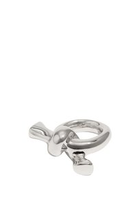 Anillo de metal plateado con una articulación esférica y dos extremos planos y redondeados. Su superficie suave refleja la luz, creando acentos brillantes.