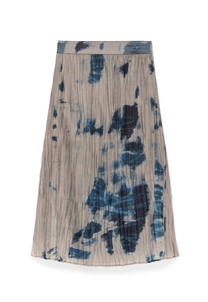 Gonna midi plissettata grigia chiara con motivi astratti tie-dye blu scuro e una vita coordinata, esposta in modo piatto su uno sfondo bianco.