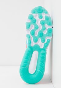 Skoled med en strukturerad turkos mönster med vita accenter. Rundad, flexibel design med cirkulära grepp för grepp.