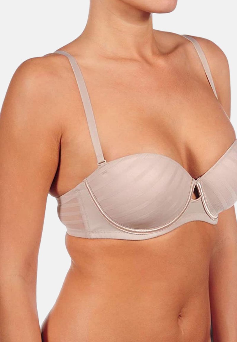 Sujetador push-up beige con copas moldeadas, tirantes ajustables y un detalle decorativo en el centro. Fabricado con un tejido suave con sutiles rayas horizontales.