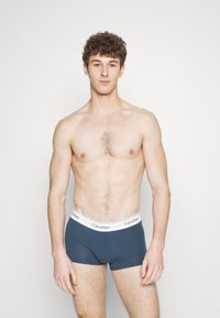 Calvin Klein Underwear TRUNK 3 PACK MODERN COTTON STRETCH - Boxer brief - mid navy/rasp blush/blue graphite