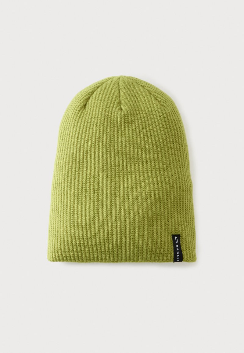 Bonnet en maille côtelée vert clair avec une petite étiquette noire du logo Oakley près du bord inférieur sur fond blanc.