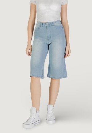 Pantaloni bermuda in denim azzurro chiaro con cinque tasche, patta con cerniera e chiusura a bottone. Taglio fino al ginocchio con una texture morbida.