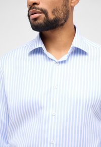 Eterna MODERN FIT - Zakelijk overhemd - hellblau