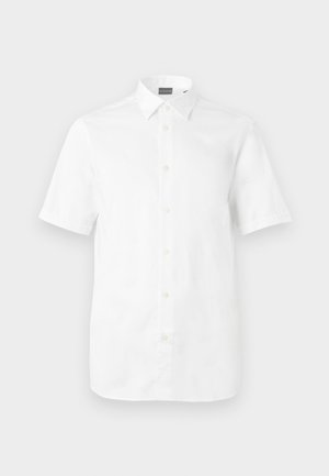 Camisa blanca de manga corta con botones y cuello clásico, exhibida sobre un fondo claro y liso.