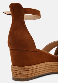 Bullboxer 268003F2T - Platåsandaler - cognac