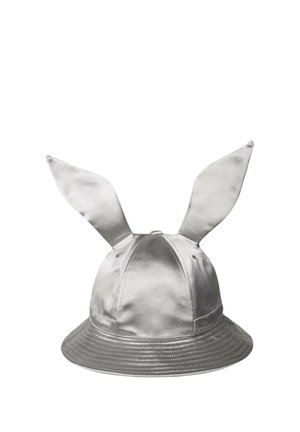 Cappello a secchiello argentato lucido con due orecchie di coniglio alte e morbide attaccate sulla sommità, in posizione eretta.