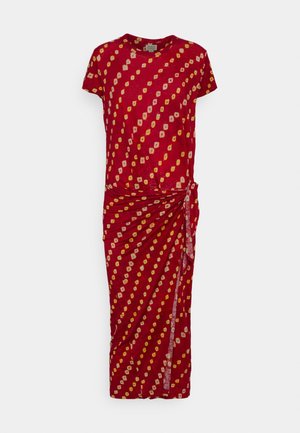 Rood gestreepte jurk met korte mouwen, voorzien van gele en witte geometrische motieven, een gedrapeerd ontwerp en een strikaccent aan de zijkant.