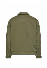 Lichtgewicht jas in olijfgroen met lange mouwen, elastische manchetten met verstelbare banden, en een klein logo onder de kraag aan de achterkant.