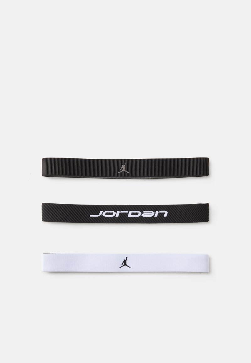 Trijų elastinių plaukų gumelių rinkinys: juoda su logotipu, juoda su "Jordan" tekstu ir balta su logotipu. Lygus paviršius, raukšlių dizainas juodose gumelėse.