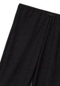 Zwarte geribbelde stoffen broek met een zachte textuur, met een eenvoudig ontwerp en een elastische tailleband. Geen zichtbare hardware of patronen.