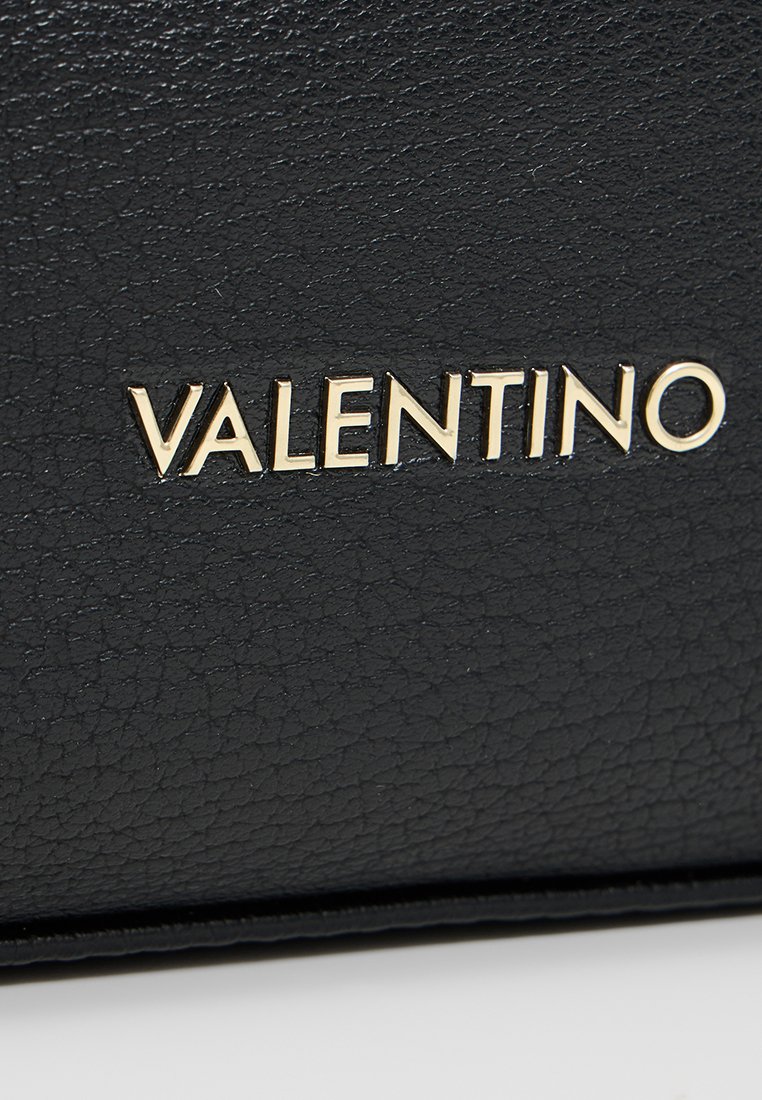 Portefeuille en cuir noir avec une surface texturée. "VALENTINO" gravé en lettres dorées, bien en évidence sur le devant.