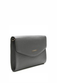 Clutch de piel texturizada gris con un diseño de solapa, que presenta un detalle de logotipo en tono dorado y un anillo lateral para opciones de transporte.