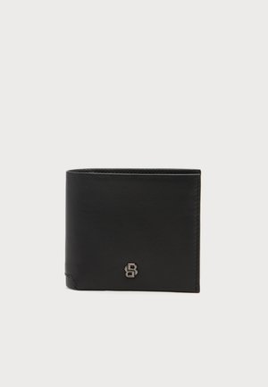Schwarzes Leder-Bi-Fold-Portemonnaie mit kleinem metallischem Logo in der vorderen Mitte vor schlichtem hellem Hintergrund.