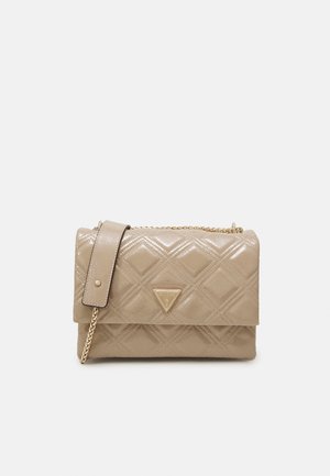 Sac en bandoulière en simili cuir beige matelassé avec une chaîne dorée, doté d'un rabat et d'un emblème logo triangulaire.