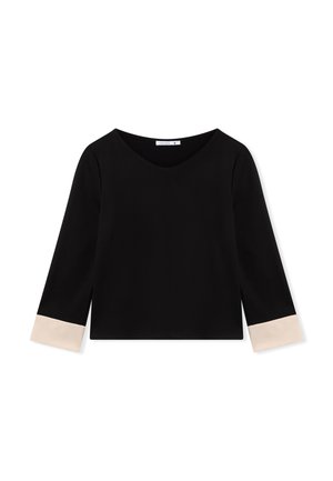 Top nero a maniche lunghe con scollo a V e polsini beige. Presenta una texture liscia e una vestibilità rilassata, con spacco laterale per facilitare i movimenti.