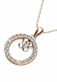 Collana a pendente in oro rosa con design circolare, arricchita da piccole gemme trasparenti e un motivo floreale centrale impreziosito da una pietra più grande.