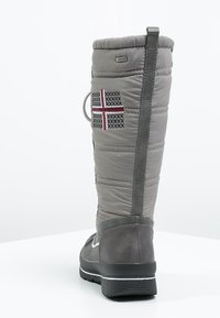 Bota impermeable gris con parte superior de nylon acolchado, diseño bordado en el costado, suela de goma texturizada y una asa en la parte superior para mayor facilidad de uso.