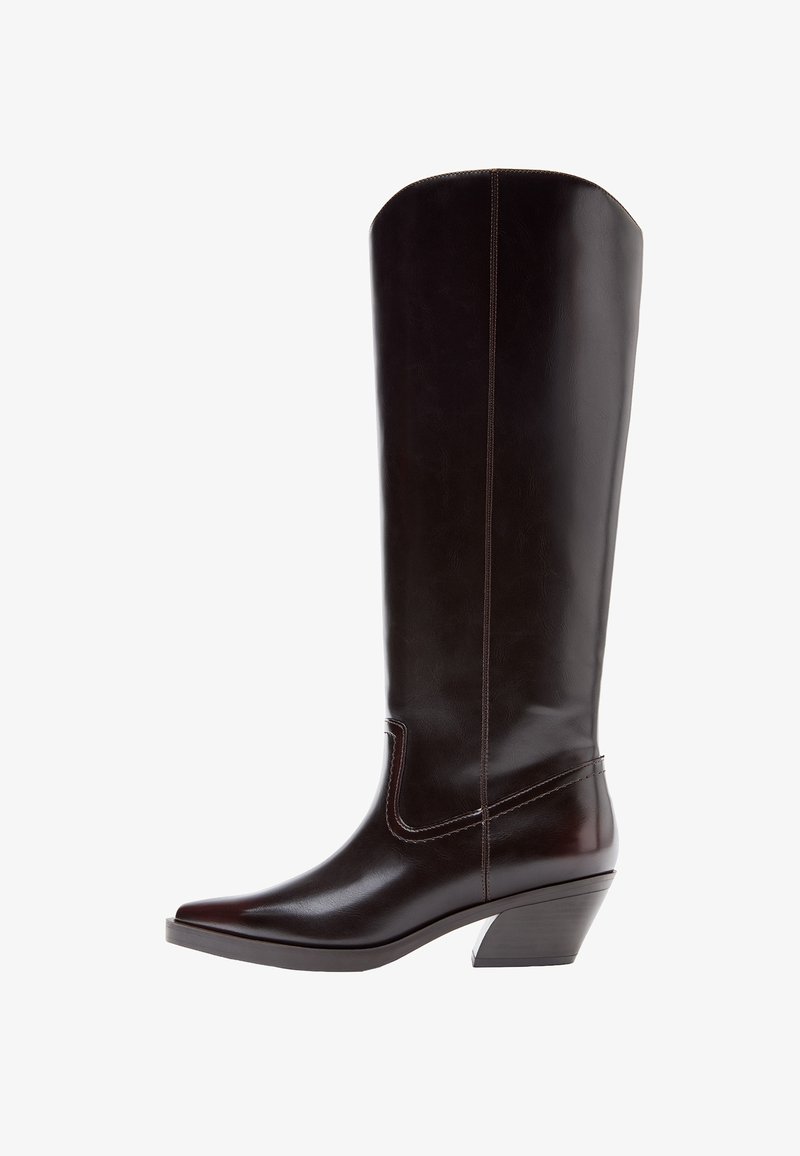 Rjava usnjena škornji do kolen z rahlim peto, ostrim koničastim nosom, kontrastnim šivom in gladko teksturo. Ponaša se z elegantno, prileglo zasnovo.