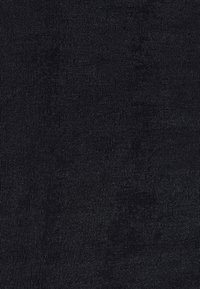 Tissu foncé avec de fines rayures blanches verticales, étroitement espacées, créant un motif texturé subtil sur l'ensemble de la surface.