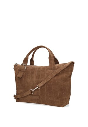 Bolso tote de ante marrón con textura, asas cortas y una correa de hombro desmontable, de forma rectangular con cierre de cremallera en la parte superior.