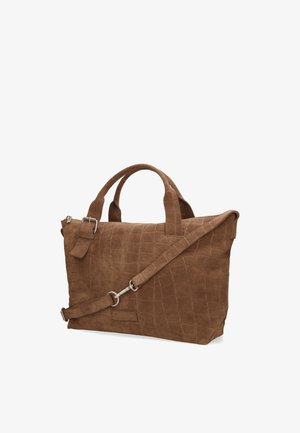 Bolso tote de ante marrón con textura, asas cortas y una correa de hombro desmontable, de forma rectangular con cierre de cremallera en la parte superior.