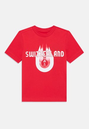 Rode katoen T-shirt met daarop "ZWIITSERLAND" in vette witte letters, een cirkelvormig logo daaronder en vlamachtige grafische accenten.