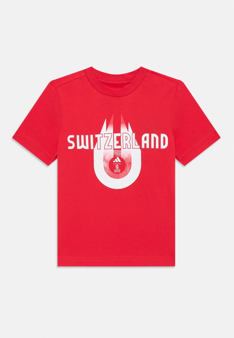 T-shirt in cotone rosso con la scritta "SVIZZERA" in lettere bianche in grassetto, un logo circolare sotto e accentuazioni grafiche a forma di fiamma.