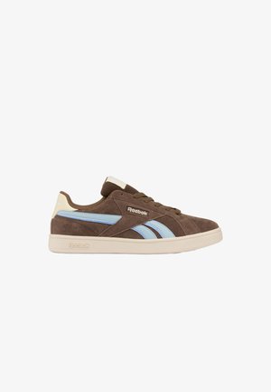 Bruine suède Reebok sneaker met lichtblauwe zijstrepen, beige hieltab en beige zool, gezien vanaf de buitenkant.