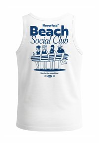Weißes Tanktop mit blauem Grafikdesign und dem Text "Neverless Beach Social Club", fünf Figuren, die ein Surfbrett halten, sowie "live in the sunshine".