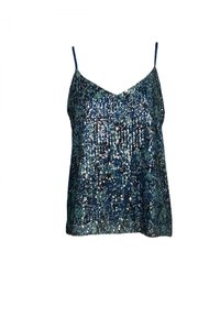 Ärmelloses Camisole-Top mit V-Ausschnitt, das mit blauen und silbernen Pailletten bedeckt ist, die eine strukturierte, reflektierende Oberfläche schaffen.
