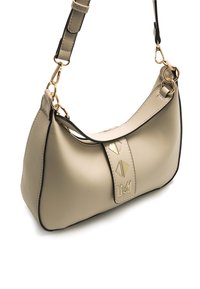Bolso de mano de imitación cuero beige con ribetes negros, que cuenta con herrajes en tono dorado y acentos geométricos en la parte frontal. Correa ajustable incluida.