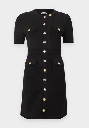 Robe noire à manches courtes avec encolure ronde, boutons dorés sur le devant, quatre poches à rabat avec boutons dorés, détail taille cintrée.