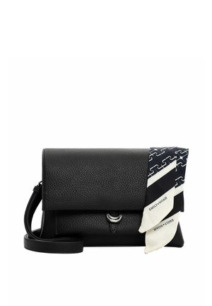 Bolso bandolera de cuero negro texturizado con cierre plateado y pañuelo de tela con estampado en blanco y negro atado a un lado.