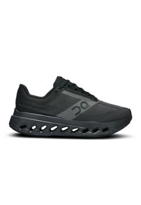 Chaussure de course noire avec une tige en mesh avec des accents gris, une semelle rembourrée avec des trous de ventilation, et un design élégant et aérodynamique.