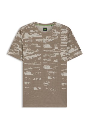 Camiseta de manga corta con cuello redondo en beige con patrones abstractos pixelados y a rayas, con una pequeña etiqueta verde "BOSS" en el cuello.